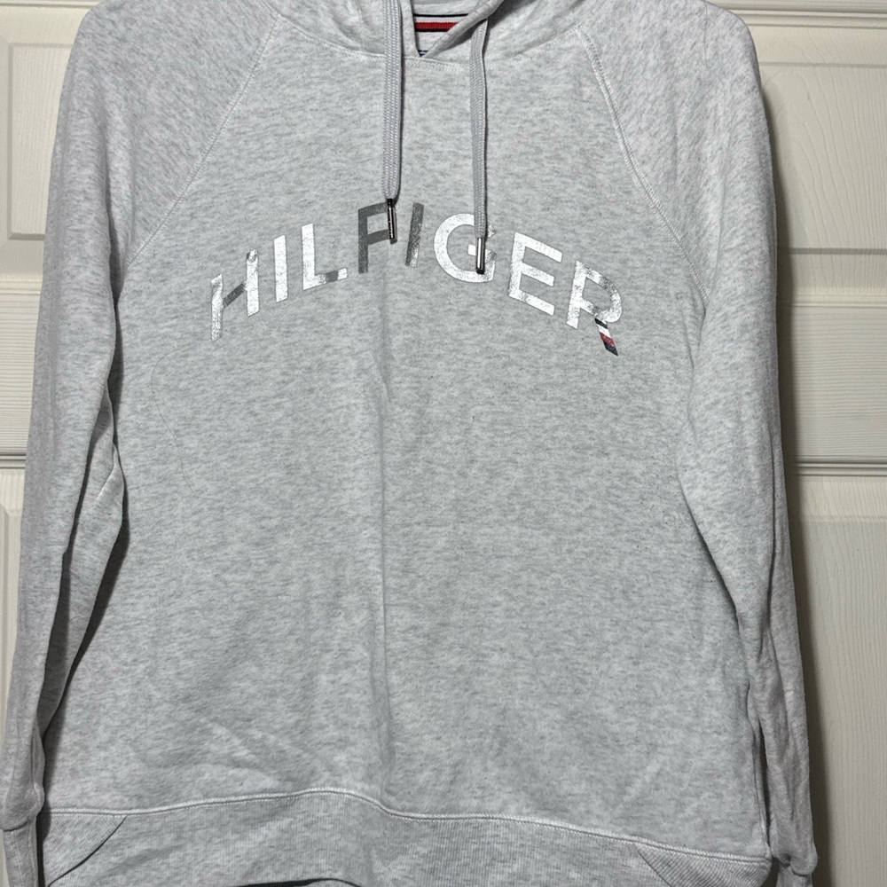 Tommy Hilfiger Light Gray Crewneck Sweatshirt – Metallic Logo – Size M